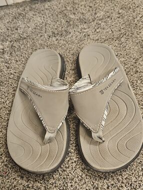 tek gear light gray flip sandals with striped trim